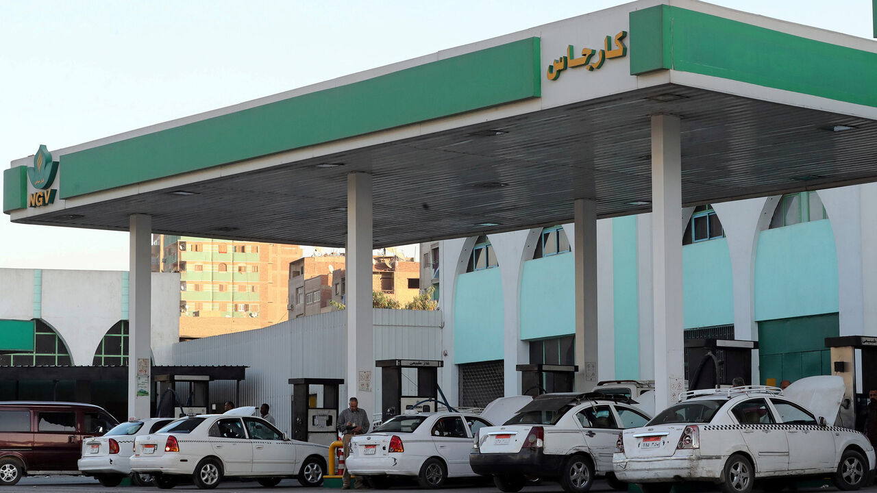Taxis and cars are filled up with gas at Natural Gas Vehicles (NGV) petrol station in Cairo, Egypt , November 27, 2019. Picture taken November 27, 2019. REUTERS/Mohamed Abd El Ghany - RC2NRD9GMFKZ
