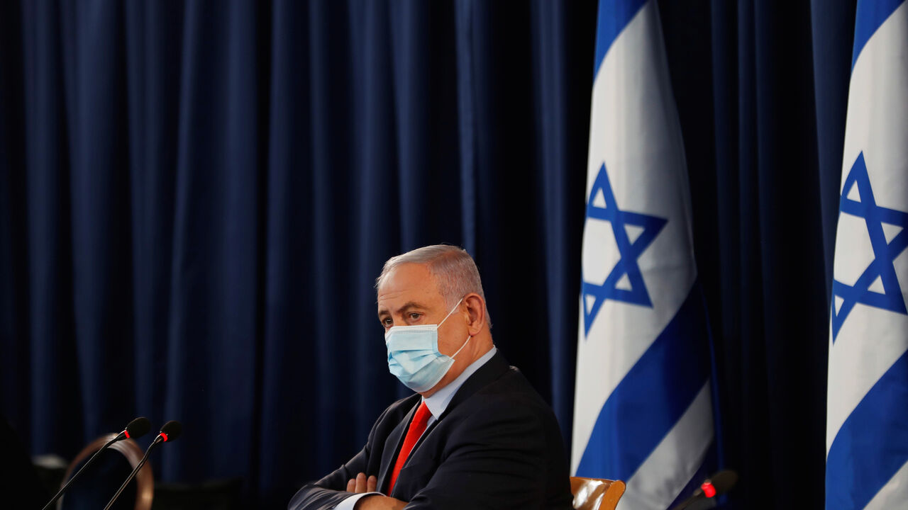 Israeli Prime Minister Benjamin Netanyahu wears a mask as he looks on during the weekly cabinet meeting in Jerusalem May 31, 2020. REUTERS/Ronen Zvulun - RC2LZG9EHLTK