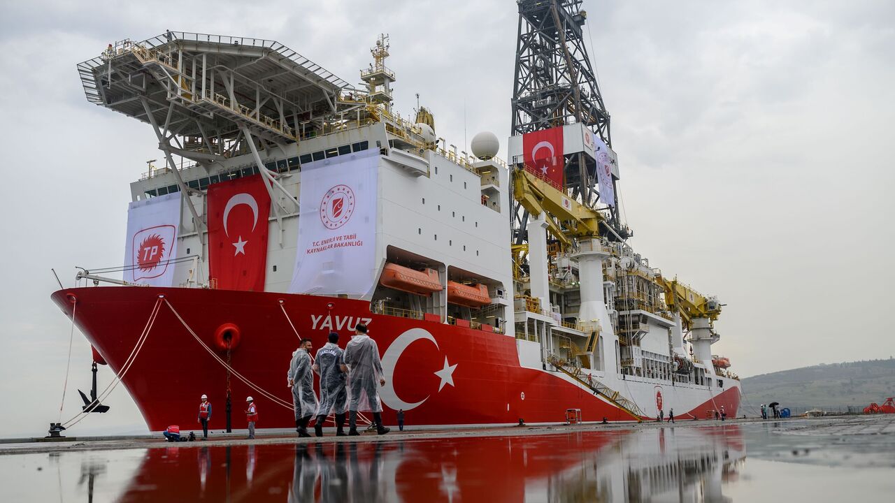 Turkish police officers patrols next to the drilling ship 'Yavuz' scheduled to search for oil and gas off Cyprus, at the port of Dilovasi, outside Istanbul, on June 20, 2019. - Turkey is set to send a new ship on June 20 to search for oil and gas off Cyprus, in a move expected to escalate tensions after the EU called on Ankara to stop its "illegal drilling activities". The region near the divided island is believed have rich natural gas deposits, triggering a race between Turkey and the internationally reco