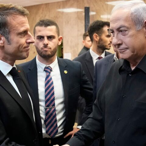  Israeli Prime Minister Benjamin Netanyahu (R) shakes hands with French President Emmanuel Macron (L) after a joint press conference in Jerusalem, Oct. 24, 2023.