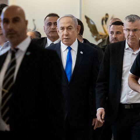 Israeli Prime Minister Benjamin Netanyahu (C) 