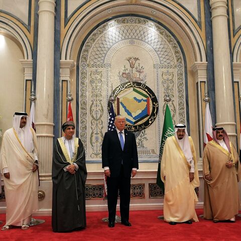 US President Donald Trump (C) and Saudi King Salman (C-R) pose for a picture with leaders of the Gulf Cooperation Council, Riyadh, May 21, 2017. 