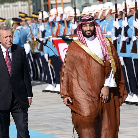 TOPSHOT - Turkey's President Recep Tayyip Erdogan (L) reviews the honour guard as he welcomes Crown Prince of Saudi Arabia Mohammed bin Salman (R) during an official ceremony at the Presidential Complex in Ankara, on June 22, 2022. - Saudi Arabia's de facto ruler took a big step out of international isolation on June 22, 2022, paying his first visit to Sunni rival Turkey since the 2018 murder of journalist Jamal Khashoggi in the kingdom's Istanbul consulate. (Photo by Adem ALTAN / AFP) (Photo by ADEM ALTAN/