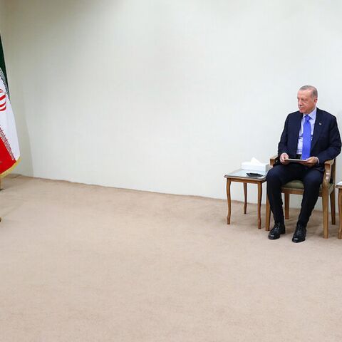 Turkish President Recep Tayyip Erdogan (C) meets with Iran’s Supreme Leader Ayatollah Ali Khamenei (R) in Tehran, on July 19, 2022.