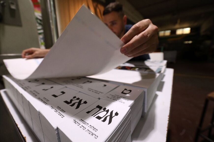 Israelis vote by paper ballot rather than electronically