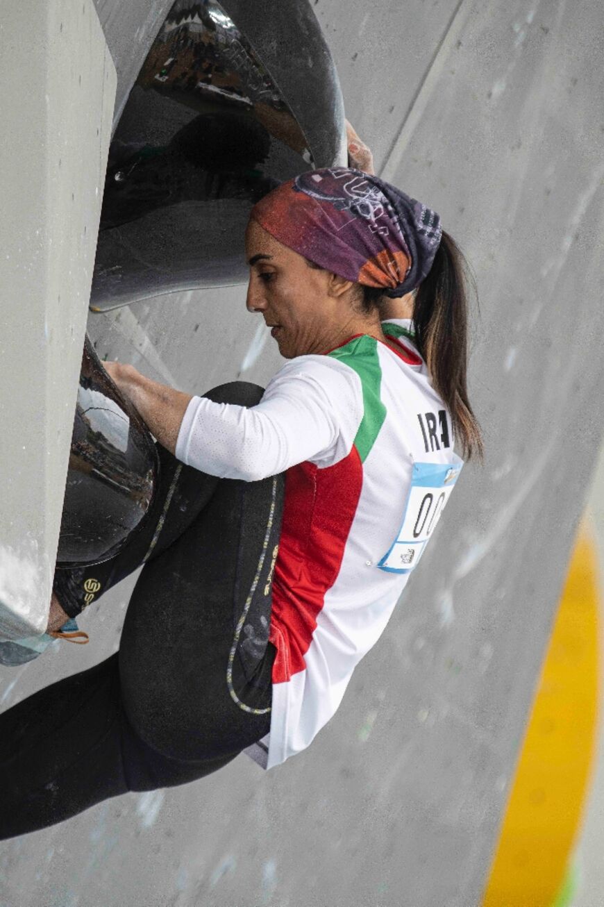 Crowd Welcomes Home Iranian Climber Who Competed Without Hijab - Al ...