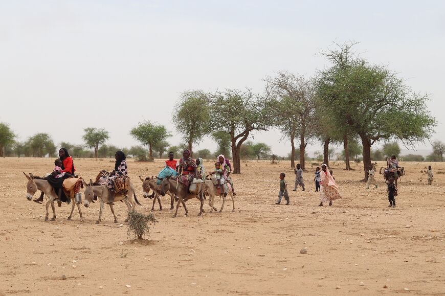 Sudanese refugees cross into Chad, bordering Darfur, on May 1, 2023