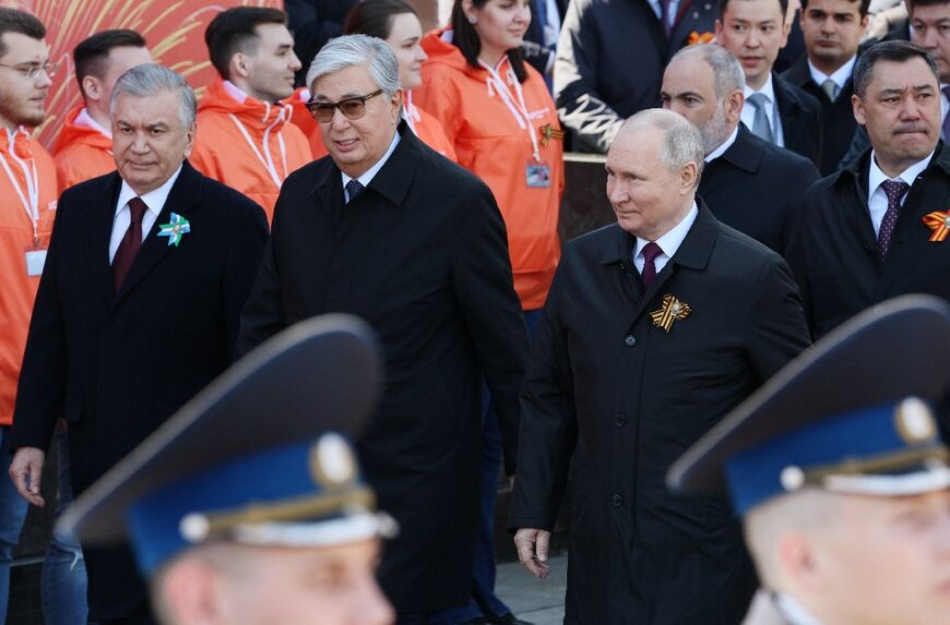 Uzbek President Shavkat Mirziyoyev (L) met Russian leader Vladimir Putin (R) earlier this year