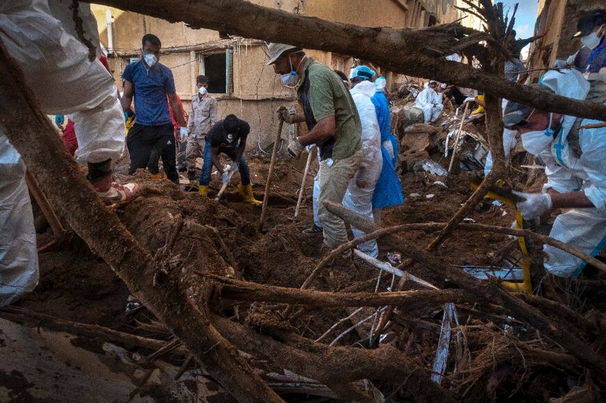 Volunteers search for bodies of flood victims in Libya's eastern city of Derna