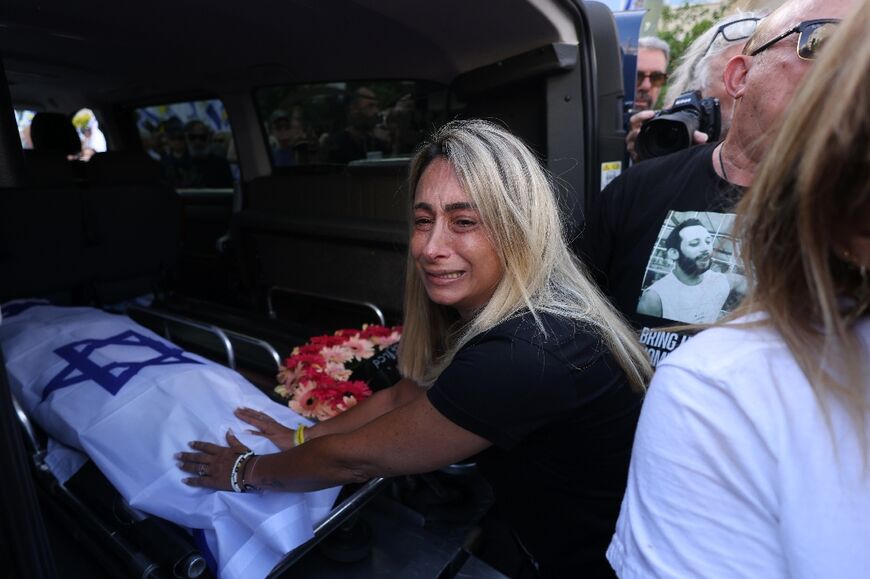 Relatives mourn Chanan Yablonka at his funeral in Tel Aviv