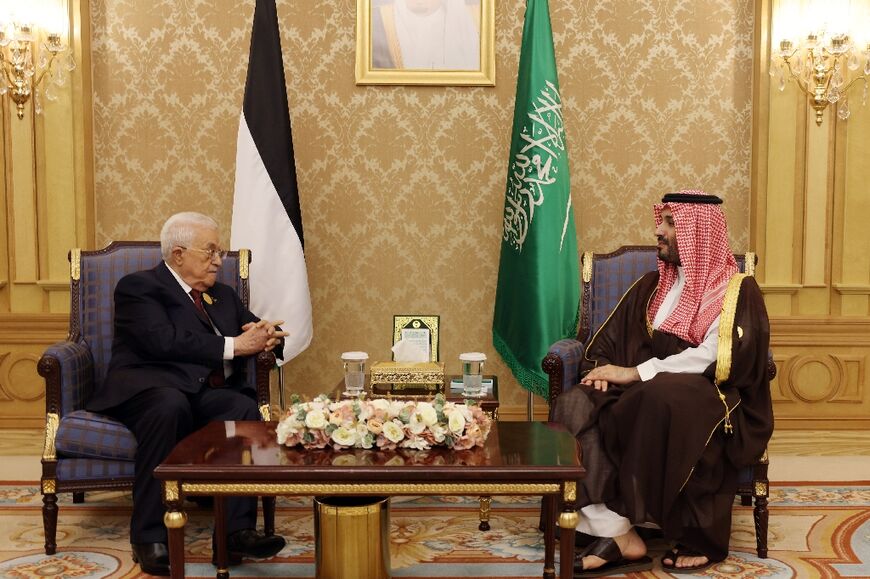 Palestinian president Mahmud Abbas (L) meeting with Saudi Crown Prince Mohammed bin Salman in Riyadh