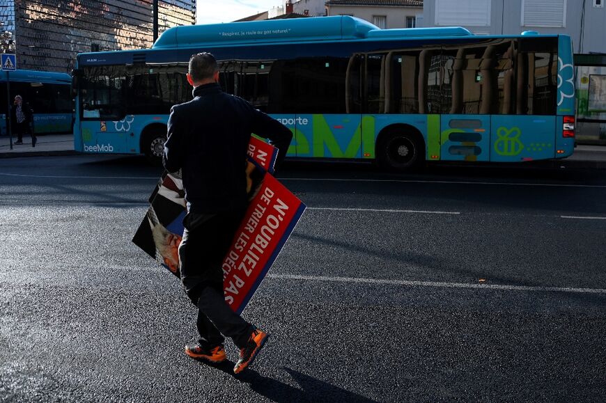 France has urged its citizens not to travel to Iran over French nationals held by Tehran