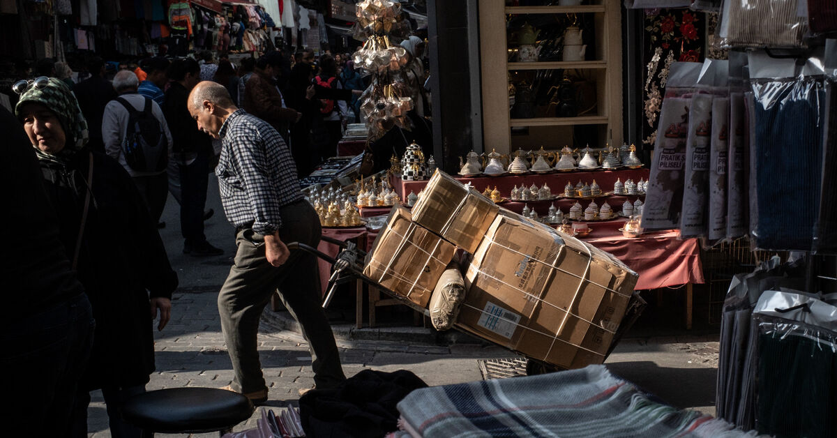 Turkey raises minimum wage, keeps interest rates unchanged