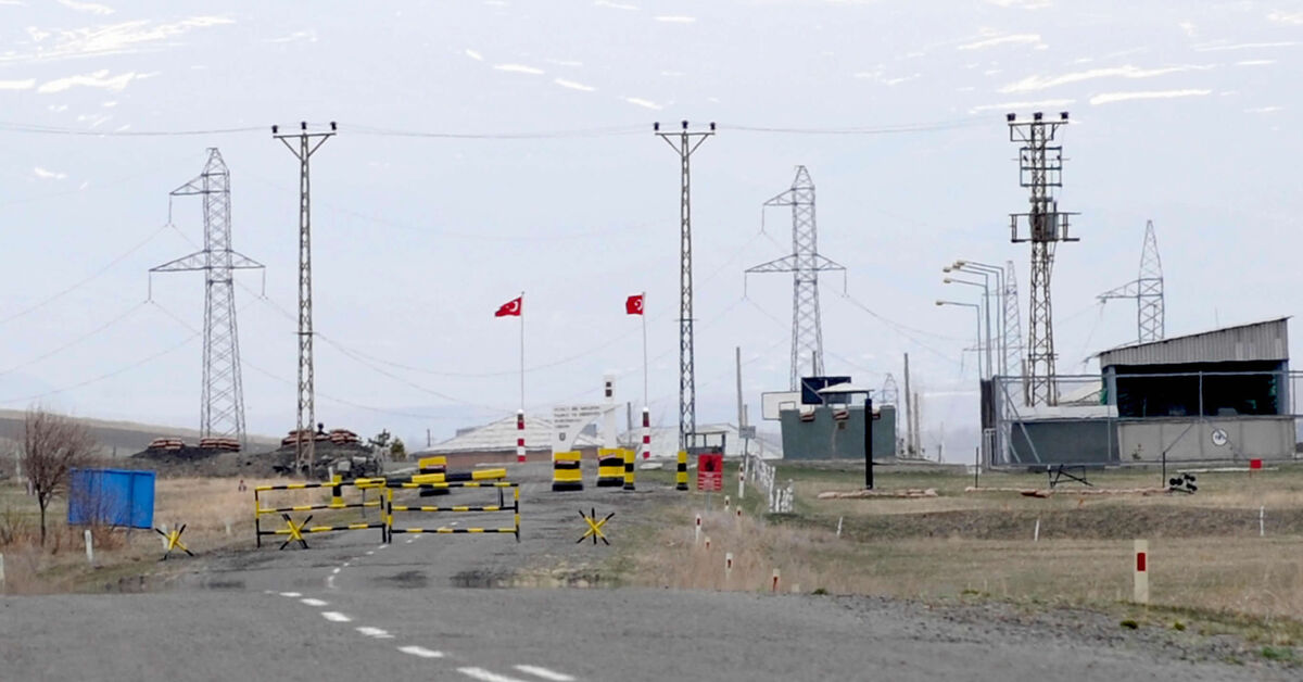 Turkish, Armenian peace envoys to use common land border in symbolic breakthrough