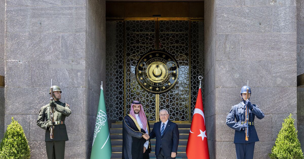 Saudi defense chief meets Erdogan in Türkiye as drone sales surge