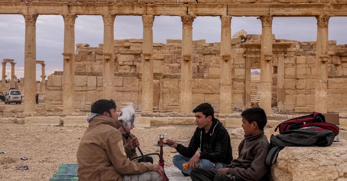 Syrians back to famed Palmyra ruins scarred by IS thumbnail